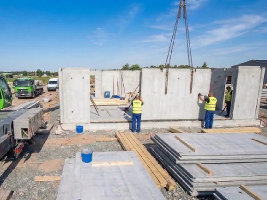 Avance del cerramiento en obra — montaje de vivienda modular de hormigón Oikos Viviendas