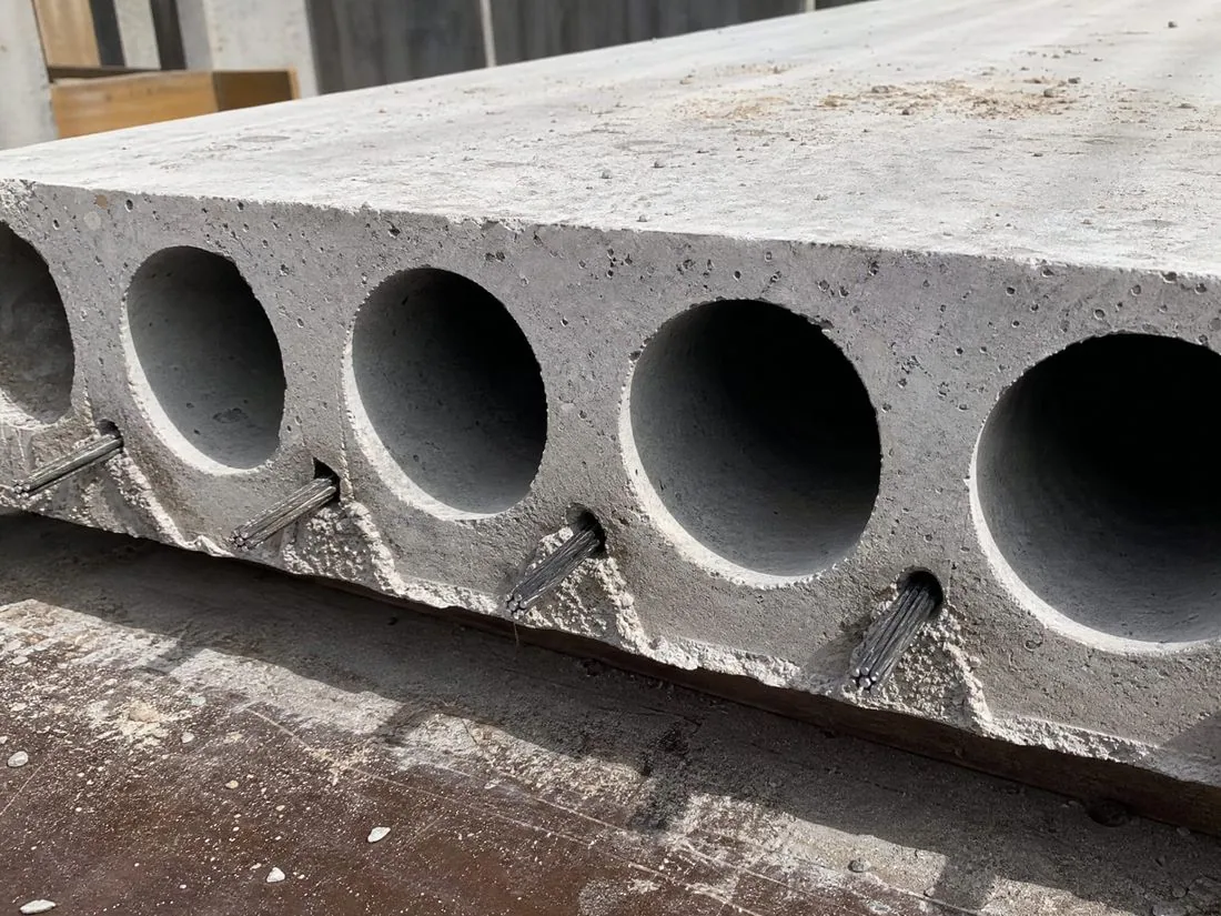 Forjado alveolar — montaje de vivienda modular de hormigón Oikos Viviendas
