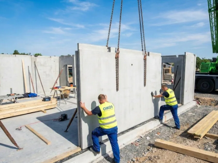 Guiado del panel por el equipo — montaje de vivienda modular de hormigón Oikos Viviendas