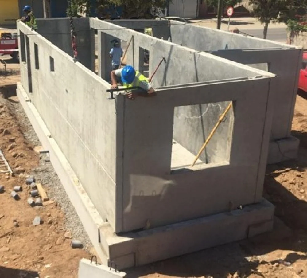 Montaje en obra de los paneles de hormigón de una vivienda modular Oikos