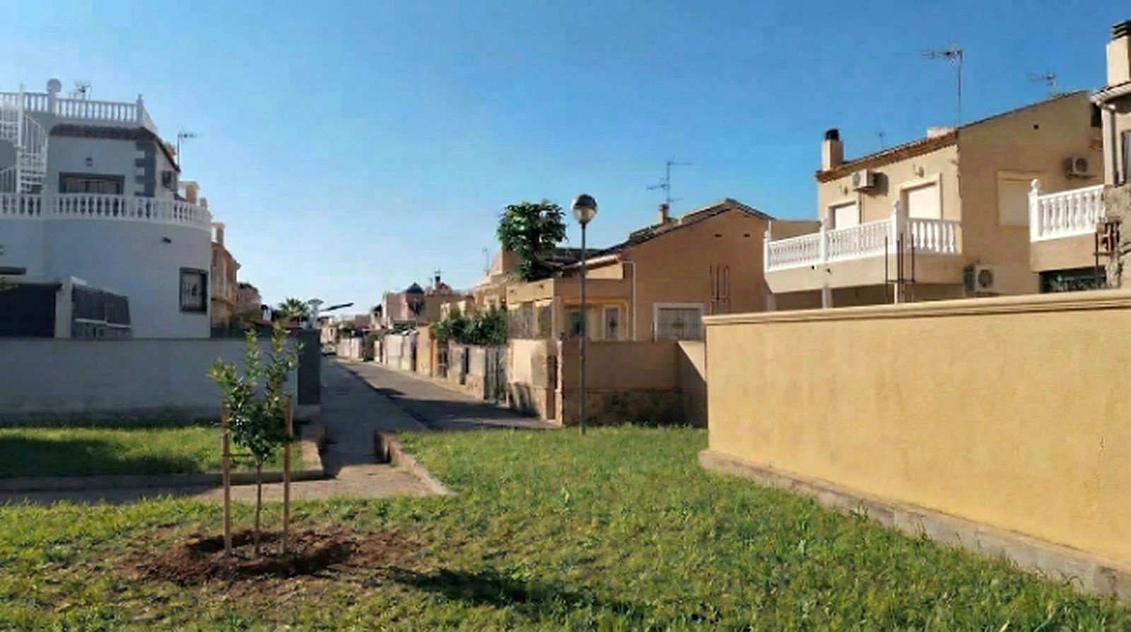 Calle con los 12 chalets de lujo construidos en Torrevieja